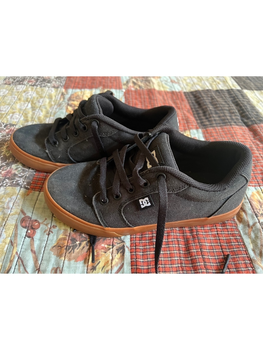 DC black skate shoes with gum soles kids